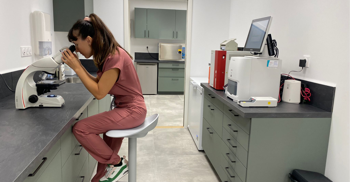 Photo du laboratoire d'analyse pour chien, chat, NAC de la clinique vétérinaire carré Saint Rémy.